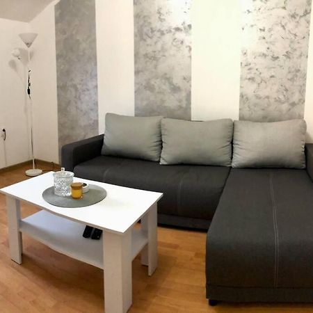 Lovely 1-Bedroom Condo With Available Parking 克拉列沃 外观 照片